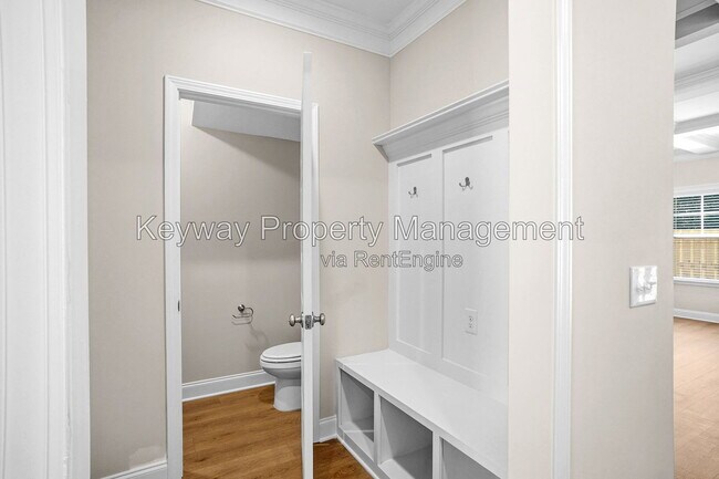 Building Photo - 3225 Venetian Dr
