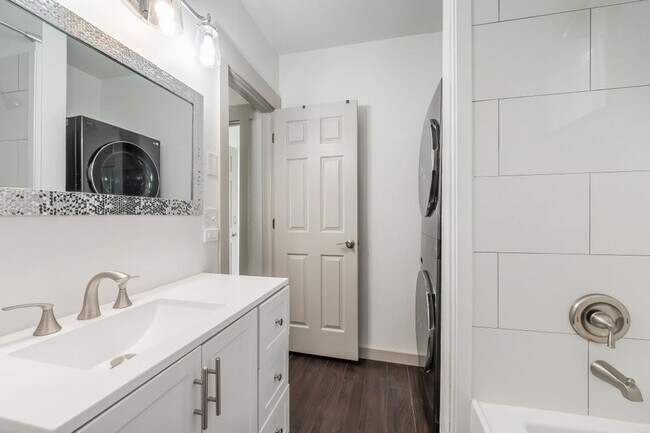 Building Photo - Emerald Estates 4 bed 2 bath with fenced yard