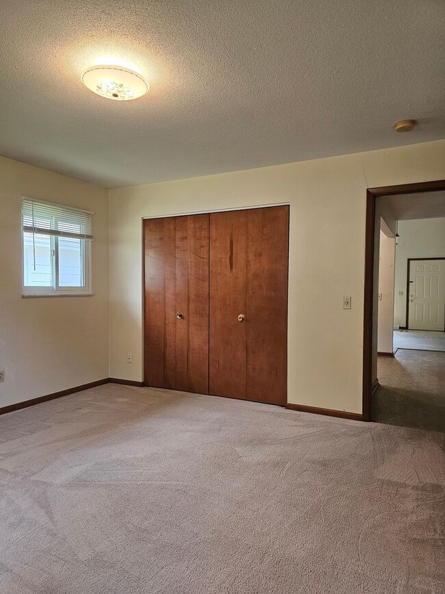 Building Photo - Spacious and bright BG Home