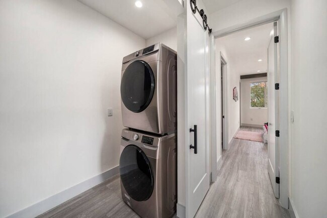 Building Photo - 1514 NE 5th Ct