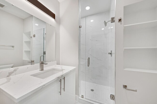 Building Photo - Absolutely STUNNING 3 Bed/ 4 Bath Townhous...