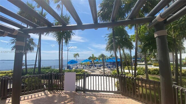 Building Photo - 999 Brickell Bay Dr