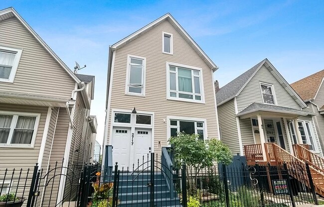 Building Photo - 2717 N Artesian Ave