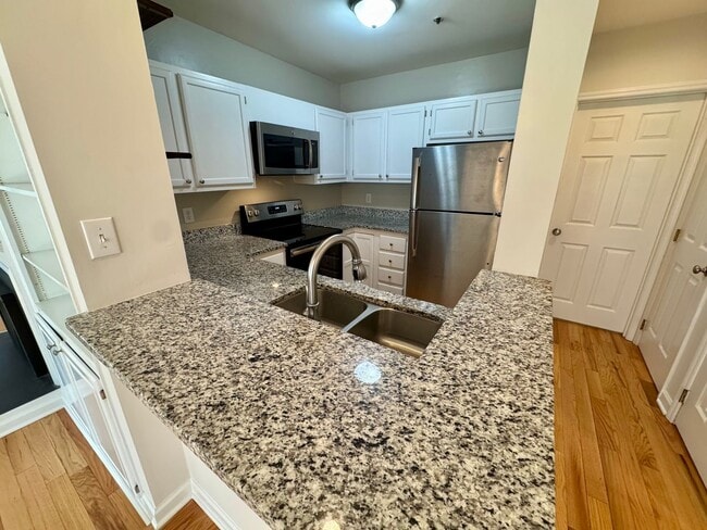 Building Photo - Top-Floor End Unit Condo at New Bern Place