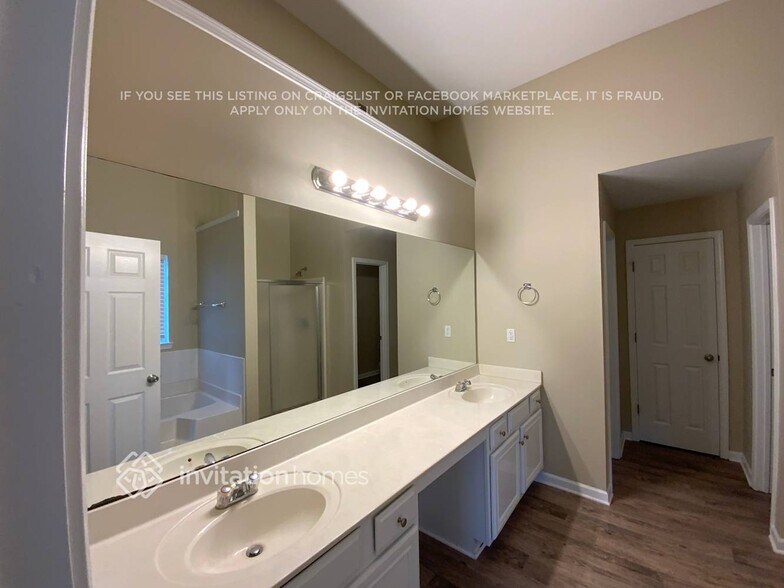 Building Photo - 4968 Locherby Dr