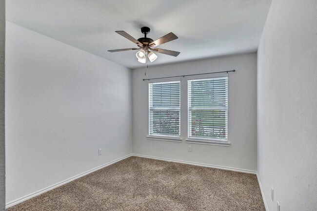 Building Photo - Royce City Home