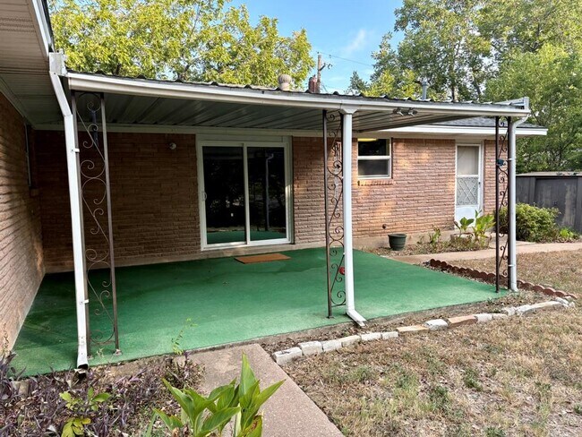 Building Photo - 11401 Indianhead Dr