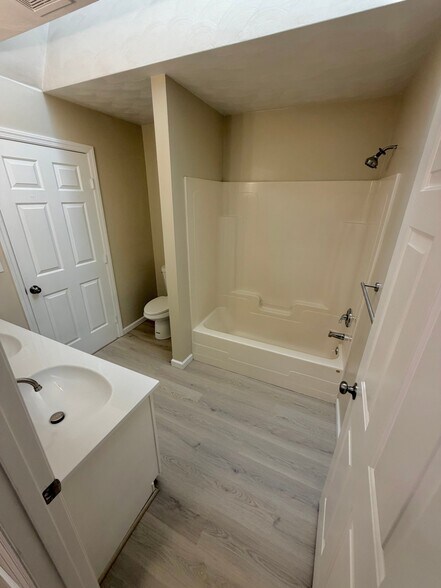 Building Photo - 1011 Pinoak Ct