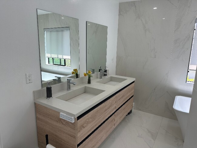 Building Photo - 18912 Pasadero Dr