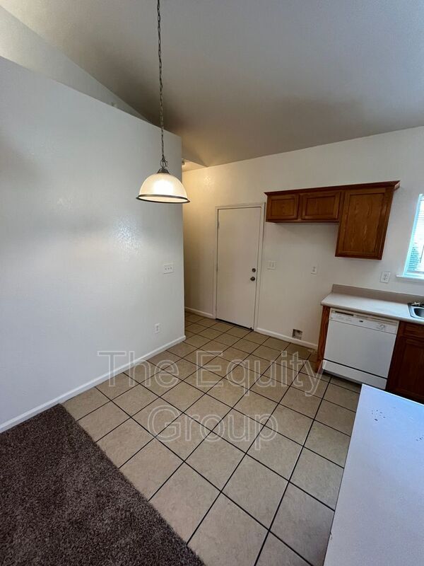 Building Photo - 2421 W Sunnyside Ave