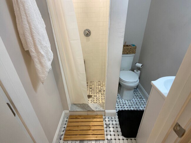 Building Photo - Awesome 4 bed 2 bath in Somerville... Don't miss out!!