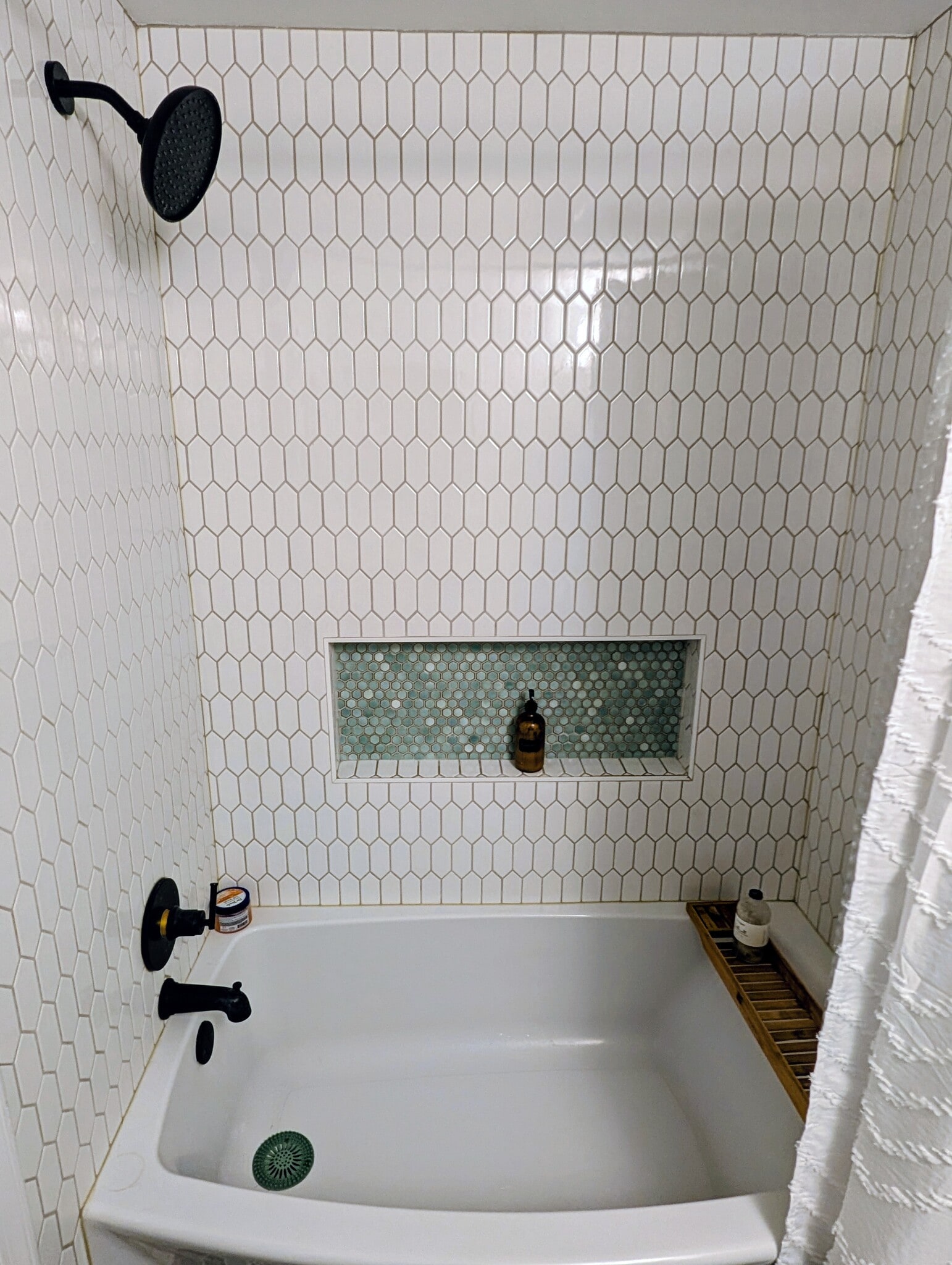 Soaking tub in hall bath - 12709 Gordon Blvd