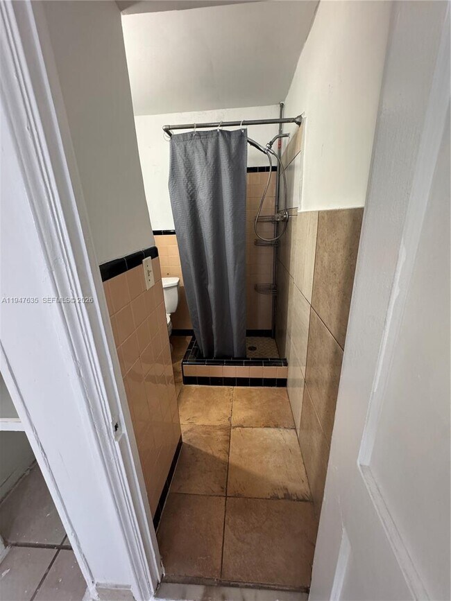 Building Photo - 921 N 17th Ct