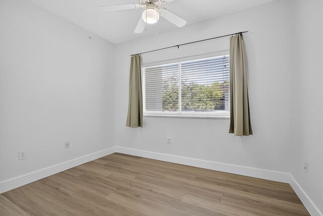 Building Photo - 340 Crestwood Cir