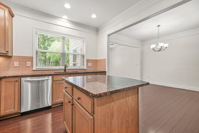 Building Photo - 2550 Sibley Dr