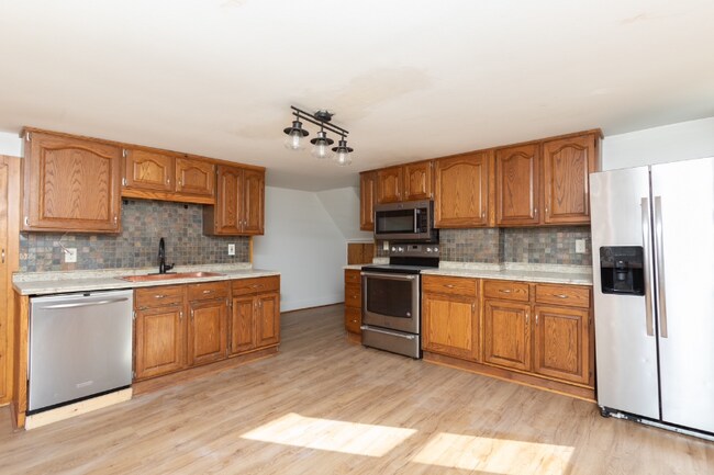 Building Photo - 89 Pecks Rd