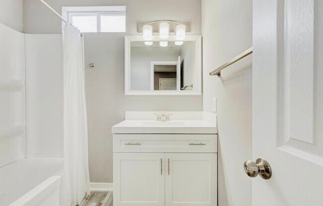 Full bathroom - 3547 Avenue A