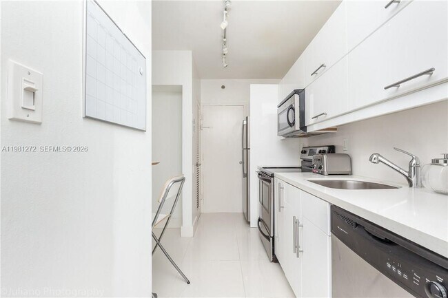 Building Photo - 100 Lincoln Rd