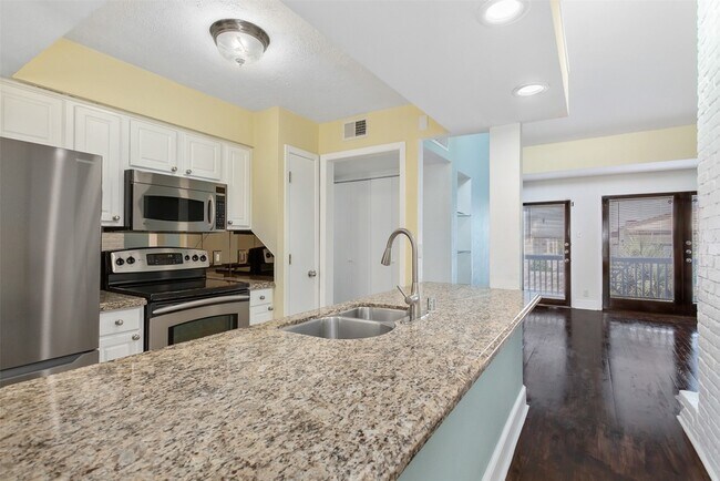 Building Photo - 5904 Sandhurst Ln