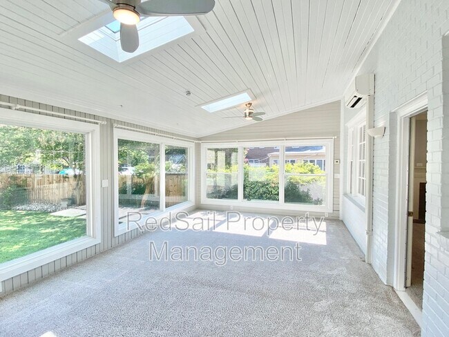 Building Photo - 3928 Oak Dr E
