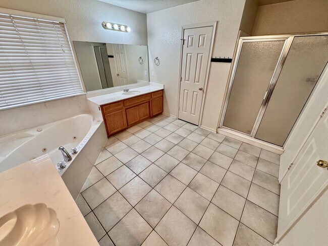 Building Photo - 3 Bedrooms, 2 Bath, 2 Car Garage, with private office conveniently located to multiple Fort Hood ...