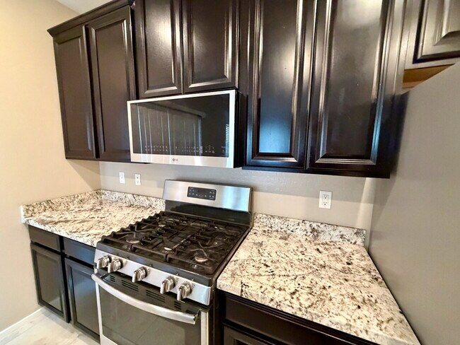 Building Photo - 3 BED 3 BATH 2 CAR GARAGE TOWNHOUSE W/ PRIVATE YARD, LOFT & BEDROOM DOWNSTAIRS IN GATED COMMUNITY...