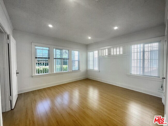 Building Photo - 4919 Elmwood Ave