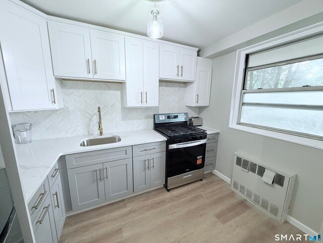 Building Photo - 71 Strawberry Hill Ave