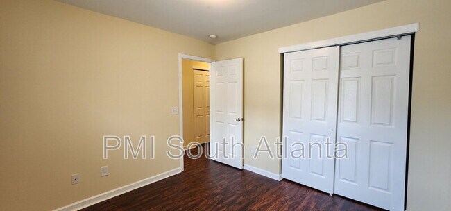 Building Photo - 3325 Fernview Dr
