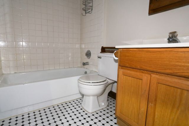 Building Photo - 824 W Cornelia Ave