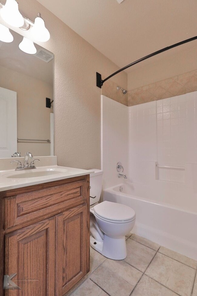 Building Photo - 4 bed 2 bath; newer carpet!