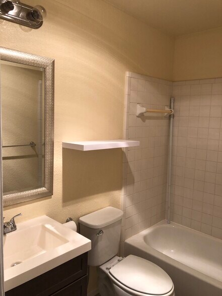 Building Photo - 9810 Walnut Ln