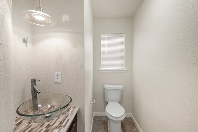 Building Photo - 14126 Saddlebend Dr