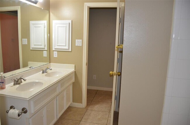 Building Photo - 4810 Claridge Park Ln