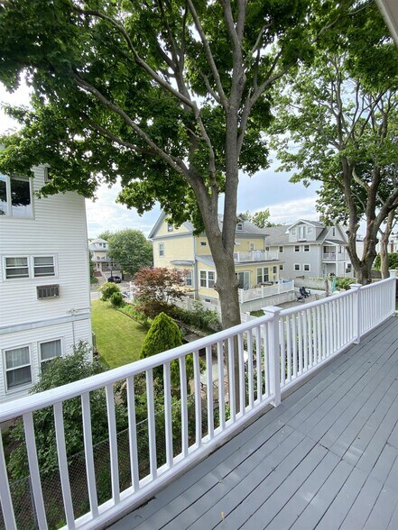 Building Photo - 122 Winsor Ave