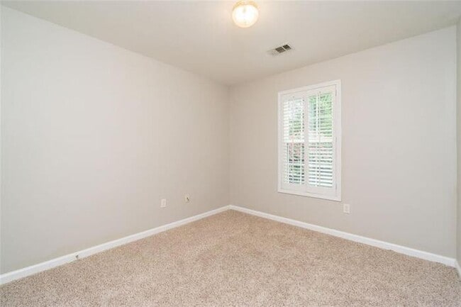 Building Photo - Alpharetta 4 bedroom home with large fenced in backyard