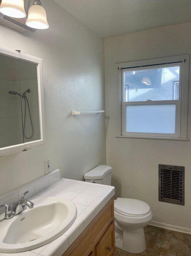 Building Photo - 615/621 Vine