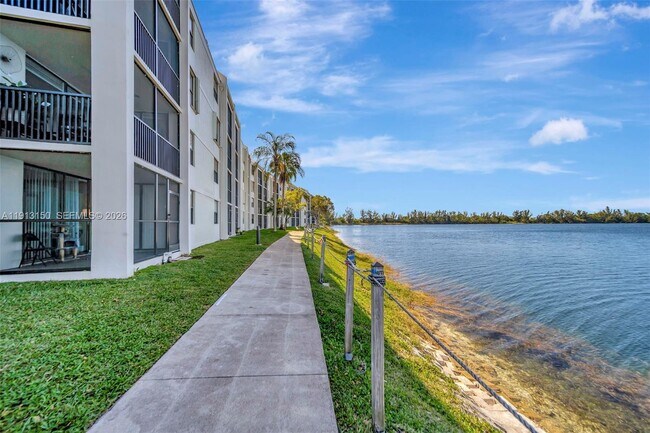 Building Photo - 117 Lake Emerald Dr