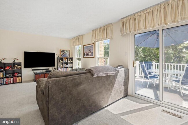 Building Photo - 1615 Spottsworth Way