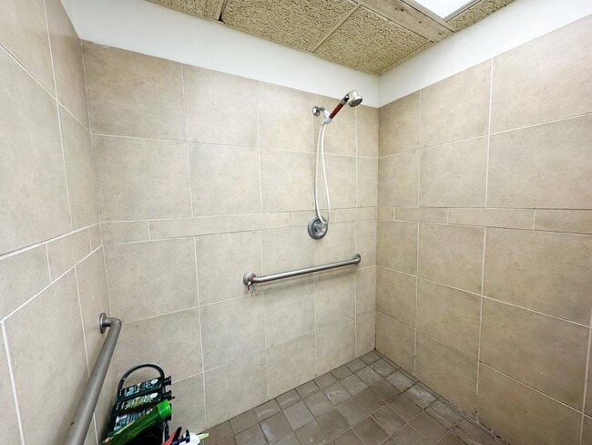 Building Photo - Huge 6 Bedroom, 3.5 Bathroom House in the ...