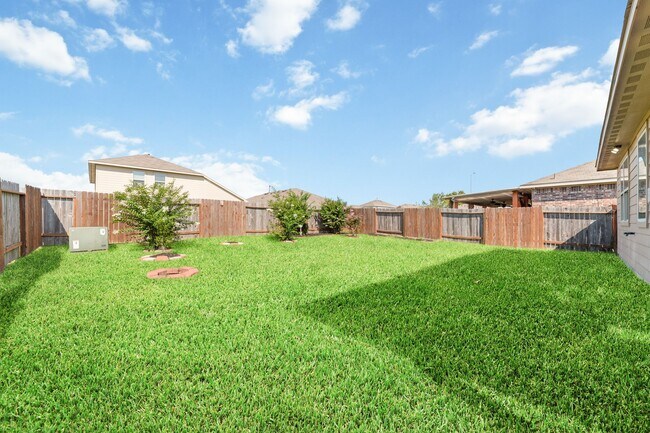 Building Photo - 6123 Yesenia St