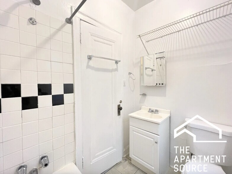 Building Photo - 2825 N Burling St