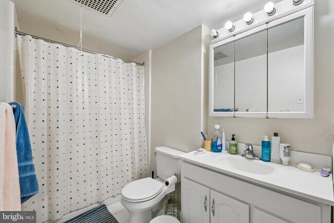 Building Photo - 604 S Washington Square