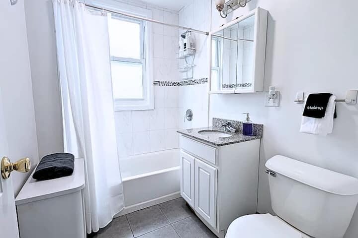 Building Photo - 108 Gotthart St