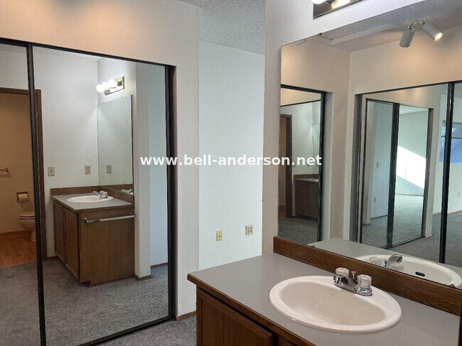 Building Photo - 2 Bedroom, 2 bath condo