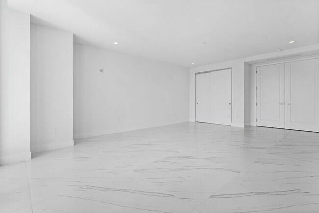 Building Photo - 495 E Royal Palm Rd