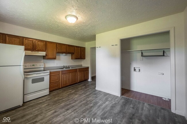 Building Photo - 570 US-52