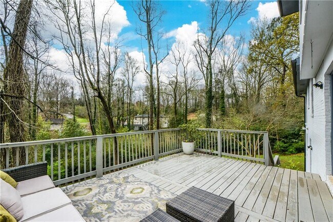 Building Photo - 643 Navarre Dr