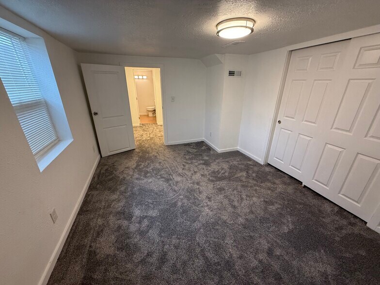 Building Photo - 8323 SE 62nd Ave