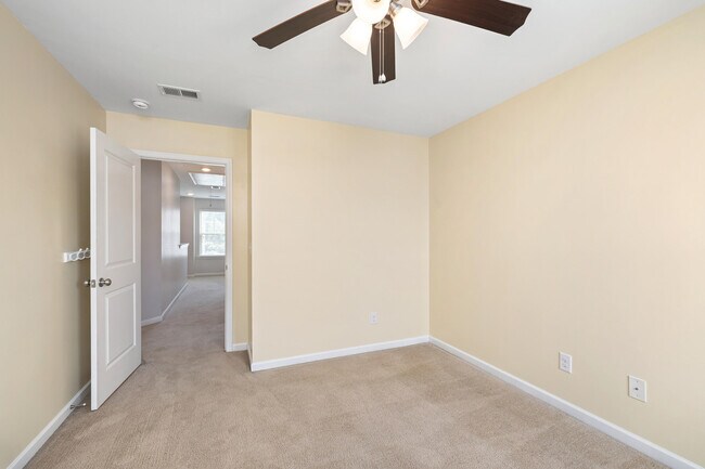 Building Photo - 865 Cormier Dr